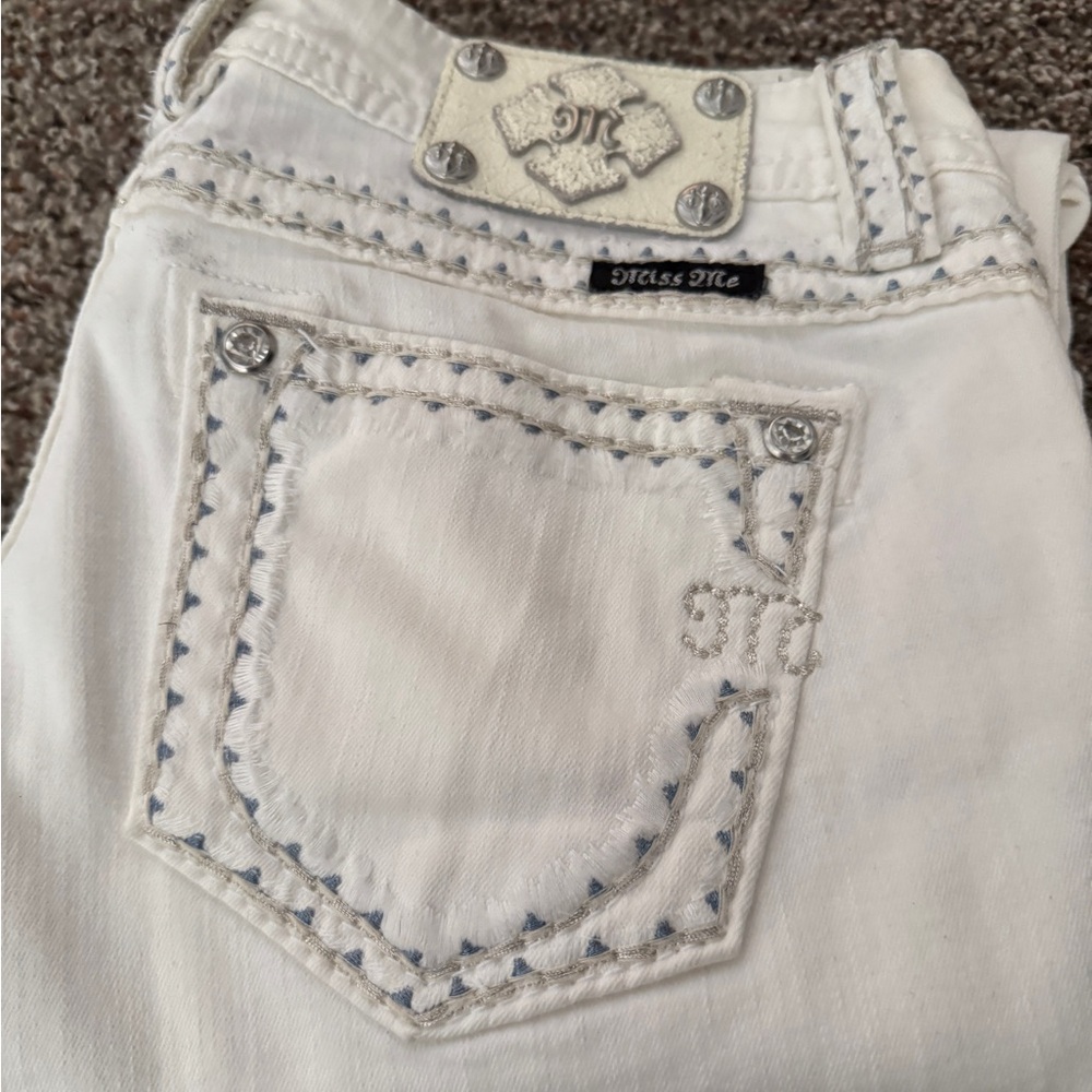 Signature White Skinny Jeans with Contrast Topstitching